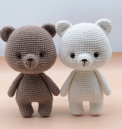 Móc gấu bông bằng len (hay còn gọi là Amigurumi) là một nghệ thuật đến từ Nhật Bản, nơi mà các nhân vật hoạt hình, thú nhồi bông và đồ chơi mini được tạo ra từ len.